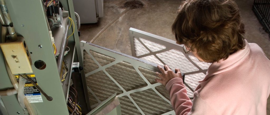 A child is looking at the air filter.